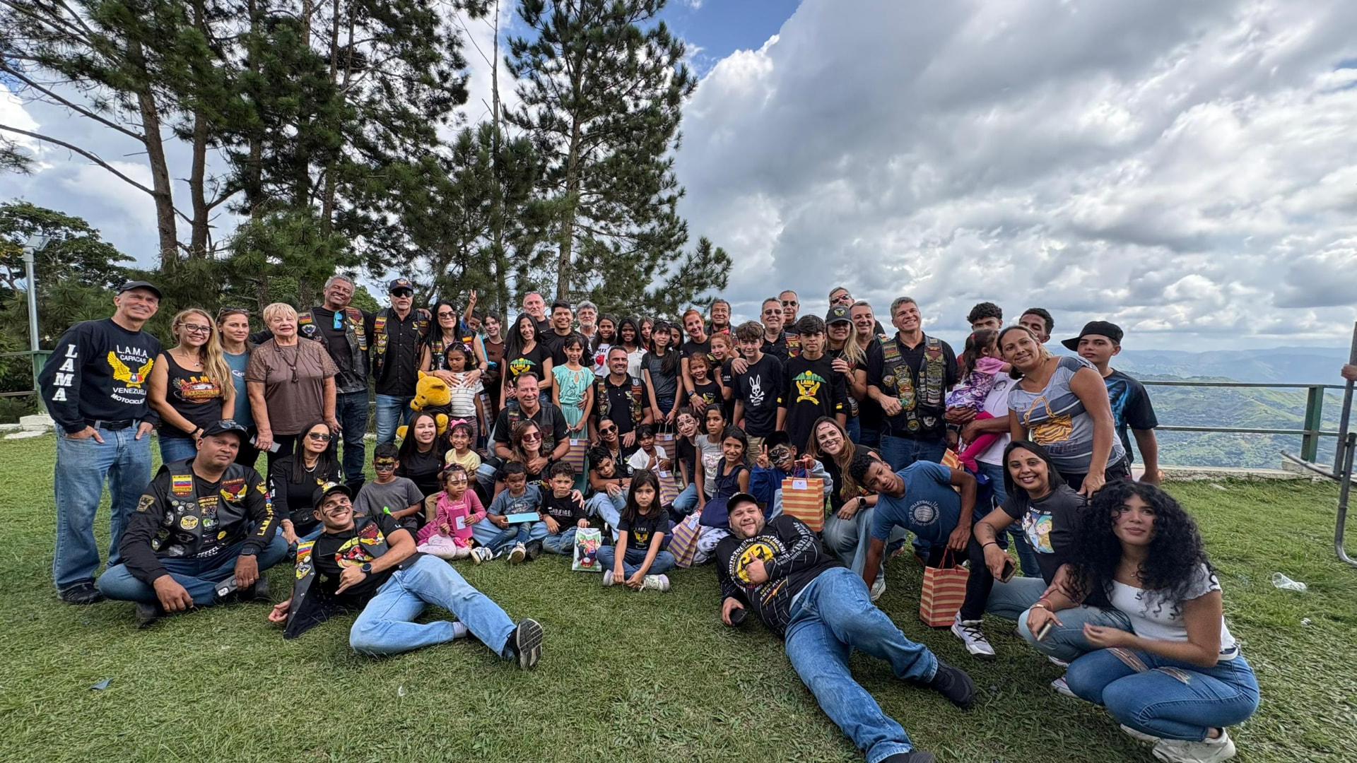La comunidad de ANE reunida al aire libre en las montañas